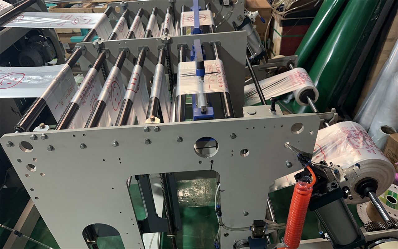 Double-Channel High-Speed Heat-Seal Heat-Cut Bag Machine