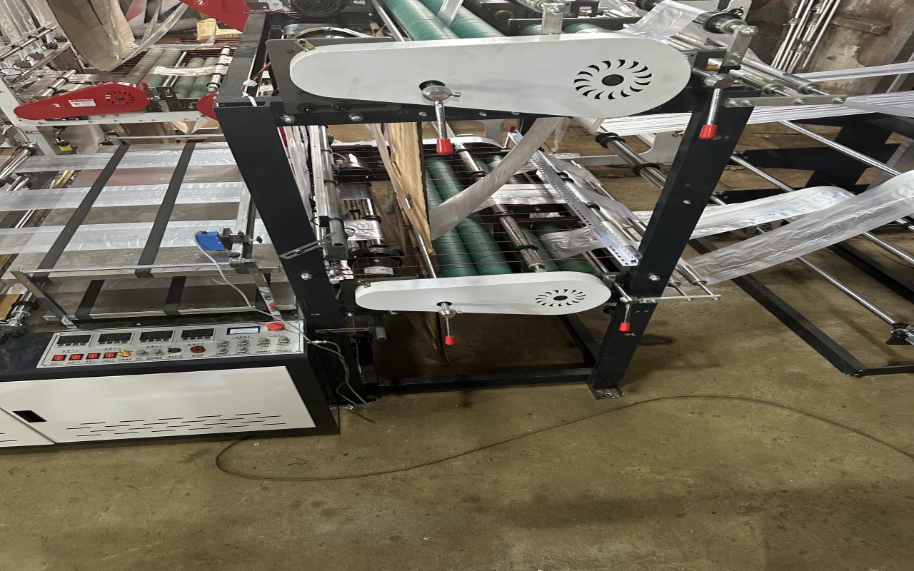 Double-Layer 6-Line Heat-Seal Cold-Cut Machine W/ Conveyor
