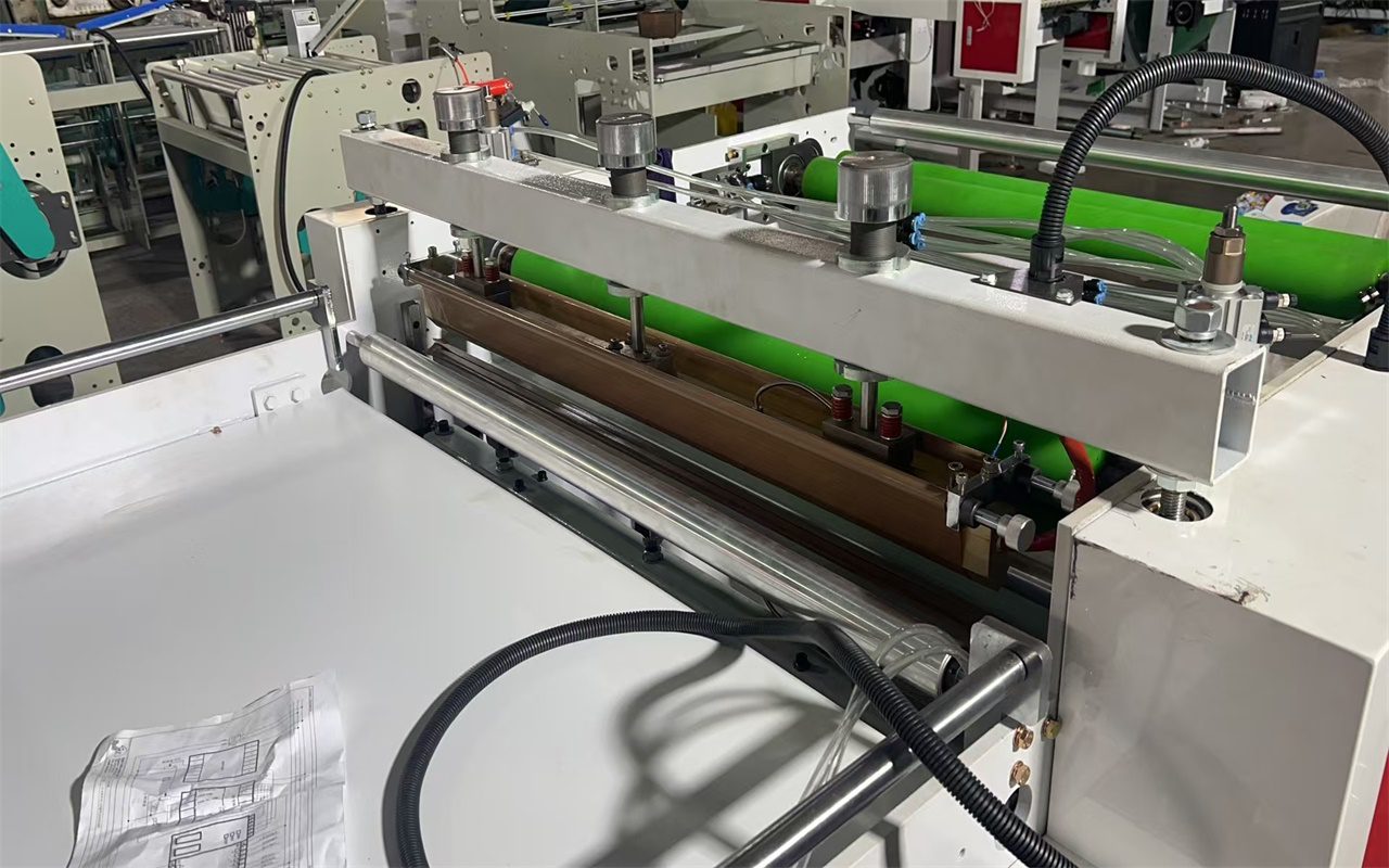 Three-Servo Non-Stretch Cold-Cut Bag Machine